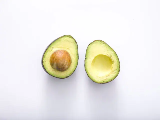 entzwei geschnittene Avocado