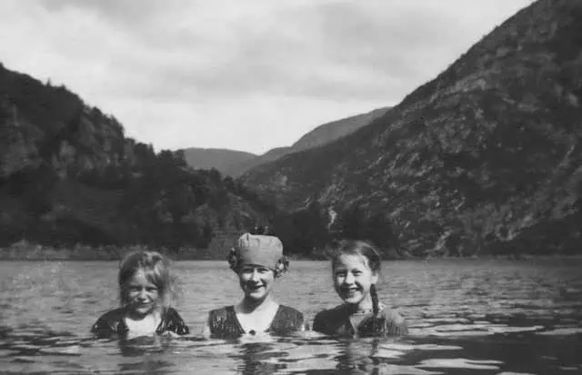 Drei Freundinnen haben Spaß im Wasser